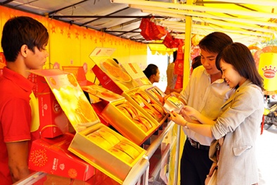 Bánh trung thu tràn ngập thị trường, sức mua chậm