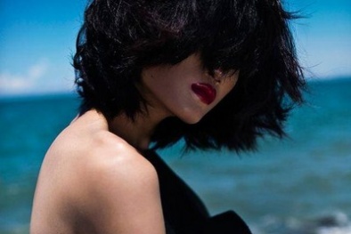 Á quân Kha Mỹ Vân khoe lưng trần quyến rũ bên biển