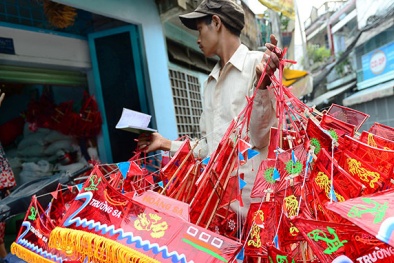 Lồng đèn mang thông điệp yêu nước hút khách