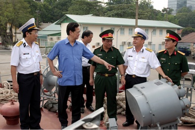 Thủ tướng Nguyễn Tấn Dũng thăm cơ sở đóng tàu hàng đầu của quân đội
