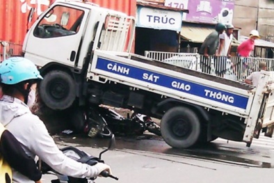Cảnh sát giao thông bị côn đồ đánh, cướp tiền