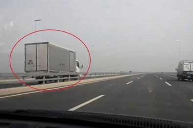 Phạt nguội 1,2 triệu với tài xe đi ngược chiều trên cầu Nhật Tân