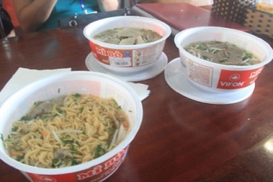 Choáng váng trước phở ‘chặt’, mì ‘chém’ ở sân bay