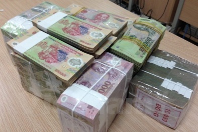 Nhân viên ngân hàng 'đau đầu' vì đổi tiền mới cho khách