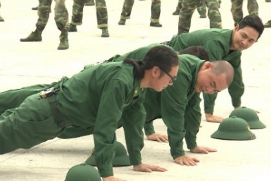 Bố ơi, mình đi đâu thế?: Bố con cùng toát mồ hôi với kỷ luật quân đội