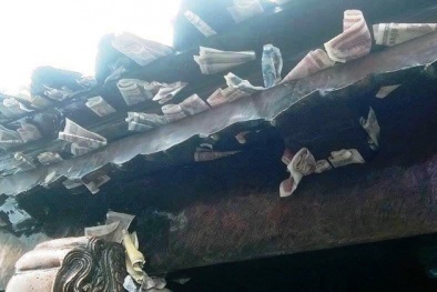 Tiền lẻ cắm trên mái chùa, găm đầy tay tượng Phật