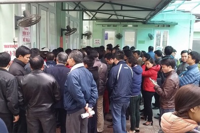 Xếp hàng giữa trời mưa từ 3h sáng để mua vaccine '5 trong 1' cho con