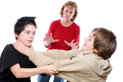 Con ẩu đả với bạn, mẹ đứng ngoài cổ vũ