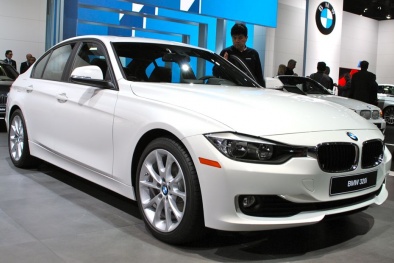 Mercedes - Benz C200 và BMW 320i so tài ấn tượng