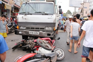 Bị xe tải cuốn chết vì đứng xem tai nạn giao thông