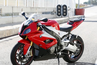 'Cận cảnh' mô tô BMW S1000RR 2015 đầu tiên tại Việt Nam