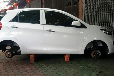 Hà Tĩnh: Xế hộp mới tinh bị tháo bánh trong đêm mưa