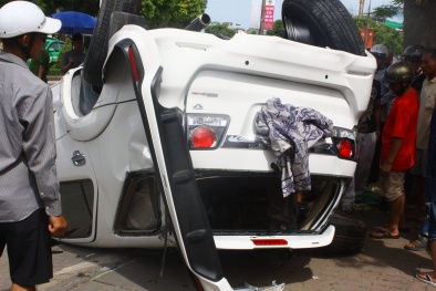 Nghệ An: Xe ô tô phơi bụng giữa phố sau màn đua tốc độ cao