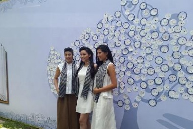 Hoa hậu Thùy Dung, Kỳ Duyên và Ngọc Hân 'đội nắng' ký tặng sách cho sinh viên