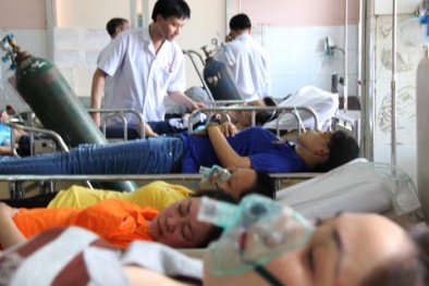 Hàng loạt công nhân may buồn nôn, ngất xỉu vì khí độc sơn