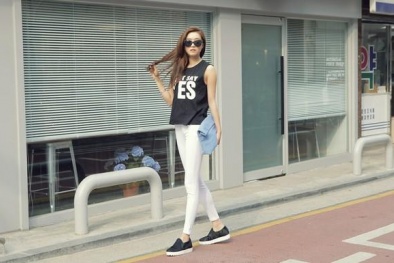 Phối đồ với giày slip on trẻ trung, hợp mốt xuống phố