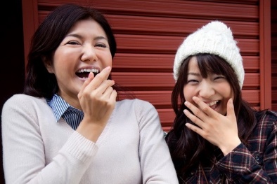 Vì sao phụ nữ Nhật Bản luôn lấy tay che miệng khi cười?