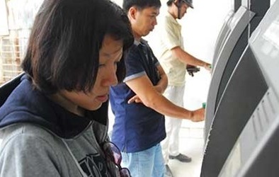 Bức xúc phí ATM 'móc túi' khách hàng
