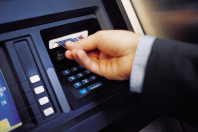 Ngân hàng 'tận thu' phí ATM: Không chấp nhận chỉ còn nước khoá thẻ!