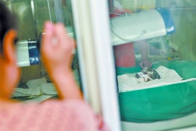Bé gái 7 tuổi bong hết da vì chứng bệnh lạ