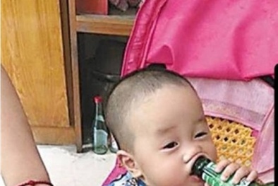 Uống nửa lon bia, bé trai 1tuổi chết thảm