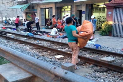 Công ty đường sắt cũng 'bất lực' với chợ cóc họp ở... 'giáp ranh'