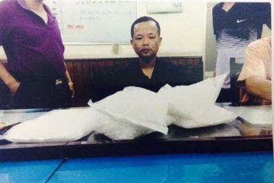 Mở túi nilon màu đen, phát hiện nhiều bánh ma túy bên trong