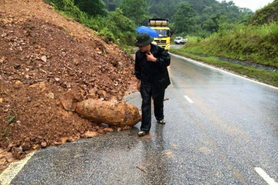 Sạt lở đồi ở Bắc Kạn, phát hiện quả bom nặng 350 kg lăn ra QL3