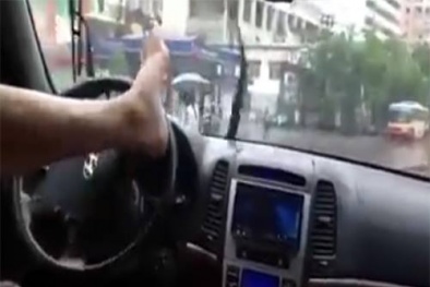 Hà Nội: Lộ clip tài xế lái ô tô bằng chân như nghệ sĩ xiếc