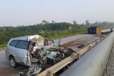 Xe con đâm từ phía sau xe tải nát bét phần đầu, 3 người tử vong tại chỗ