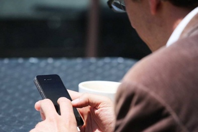Trung Quốc: Bố nghiện smartphone, con ngã từ tầng 3 xuống đất