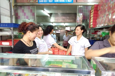 Tiệm bánh trung thu truyền thống 'chạy hết tốc lực' vào mùa