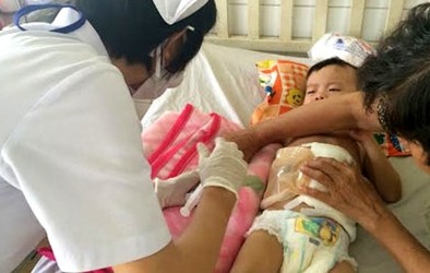 Vụ bé trai 3 tuổi bị đạp vỡ ruột: Khởi tố 'cha dượng'