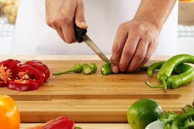 Nguy hại từ thói quen chỉ tráng thớt bằng nước sôi