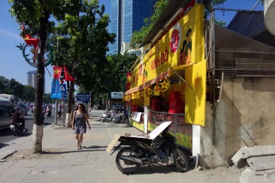 Quầy bánh trung thu ‘gặm’ vỉa hè: Ai cấp phép?