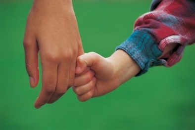 Mẹ mải xem điện thoại, bé 2 tuổi bị bánh xe nghiền nát