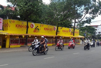 Kinh Đô đang ‘xẻ thịt’ vỉa hè để làm quầy bán bánh trung thu ở TP.HCM
