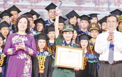 Nhịn ăn, bốc vác, làm thuê...vẫn trở thành thủ khoa xuất sắc