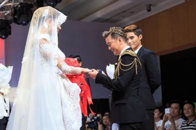Mr. Đàm đội vương miện vàng ròng sải bước trên sàn catwalk