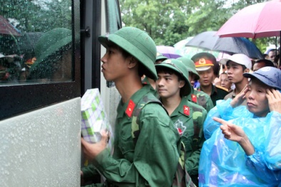 Hà Nội: Người thân đội mưa tiễn các tân binh nhập ngũ