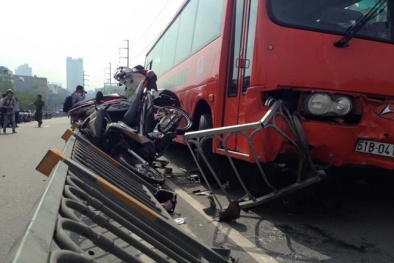 Xe khách Phương Trang đâm 7 xe máy nát vụn
