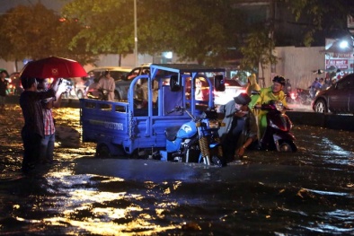 Dân Sài Gòn lại kêu trời vì mưa lụt gây kẹt xe kinh hoàng