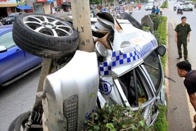 Taxi 'ôm chặt' cột điện ở giữa đường Hà Nội