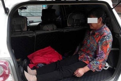 Nhét mẹ già vào cốp xe ô tô để ghế cho cháu nằm ngủ