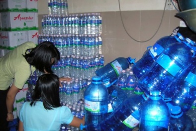 Vì sao nên uống nước đun sôi để nguội thay vì nước đóng bình?