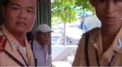 Tạm dừng nhiệm vụ cảnh sát giao thông trong clip tố CSGT đánh người