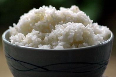 Ăn cơm nguội hâm nóng có thể gây ngộ độc
