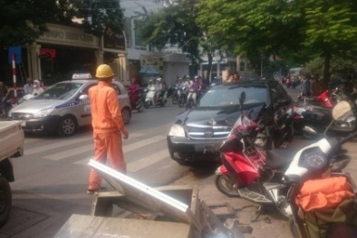 Hà Nội: Xe điên 'đại náo' vỉa hè làm cả khu vực mất điện