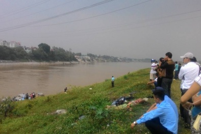 Nam thanh niên bất ngờ trèo qua lan can nhảy xuống sông Đuống