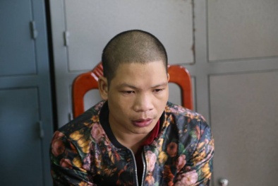 Bắt giữ người đàn ông mặc áo hoa, đầu cạo trọc trong nhà nghỉ